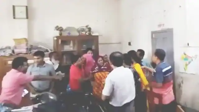 बंगाल में हिजाब को लेकर स्कूल टीचर को पीटा