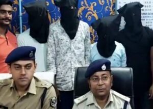 आरोपियों को जानकारी देती हुई पुलिस