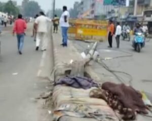 फुटपाथ पर सो रहे लोगों को ट्रक ने कुचला