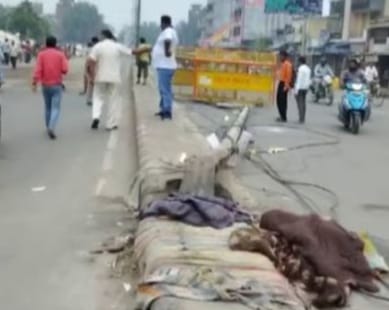 फुटपाथ पर सो रहे लोगों को ट्रक ने कुचला