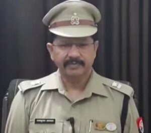 जानकारी देते हुए पुलिस अधिकारी