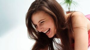 खुलकर हंसने से बॉडी में रिलीज होते हैं पॉजिटिव हॉर्मोन