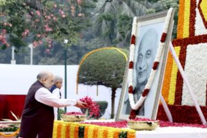 सरदार वल्लभ भाई पटेल की प्रतिमा पर श्रध्दांजलि देते हुए केंद्रीय गृहमंत्री अमित शाह