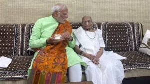 पीएम नरेंद्र मोदी की मां हीराबा