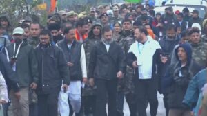 कठुआ में जैकेट में दिखे राहुल गाँधी