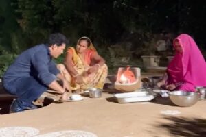 सचिन तेंदुलकर ने जमीन पर बैठकर लिया मिट्टी के चूल्हे पर बनी बाजरे की रोटी का स्वाद