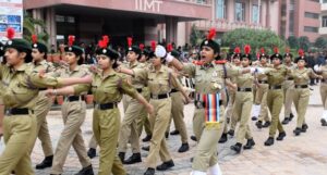 परेड करती हुई छात्राएं