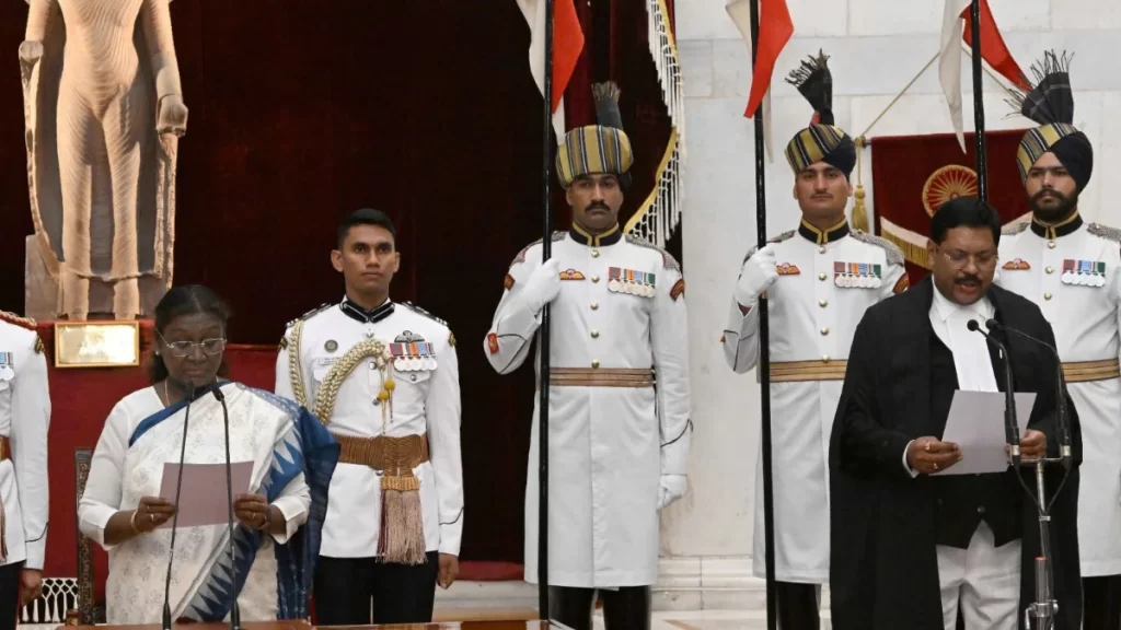 भारत के 52वें मुख्य न्यायाधीश बने जस्टिस बीआर गवई, राष्ट्रपति भवन में ली शपथ
